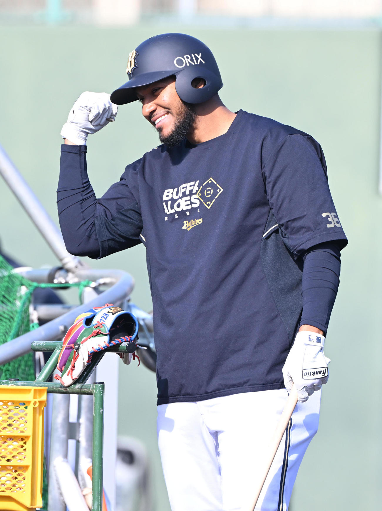 笑顔で打撃練習するオリックスのオリバレス（撮影・和賀正仁）