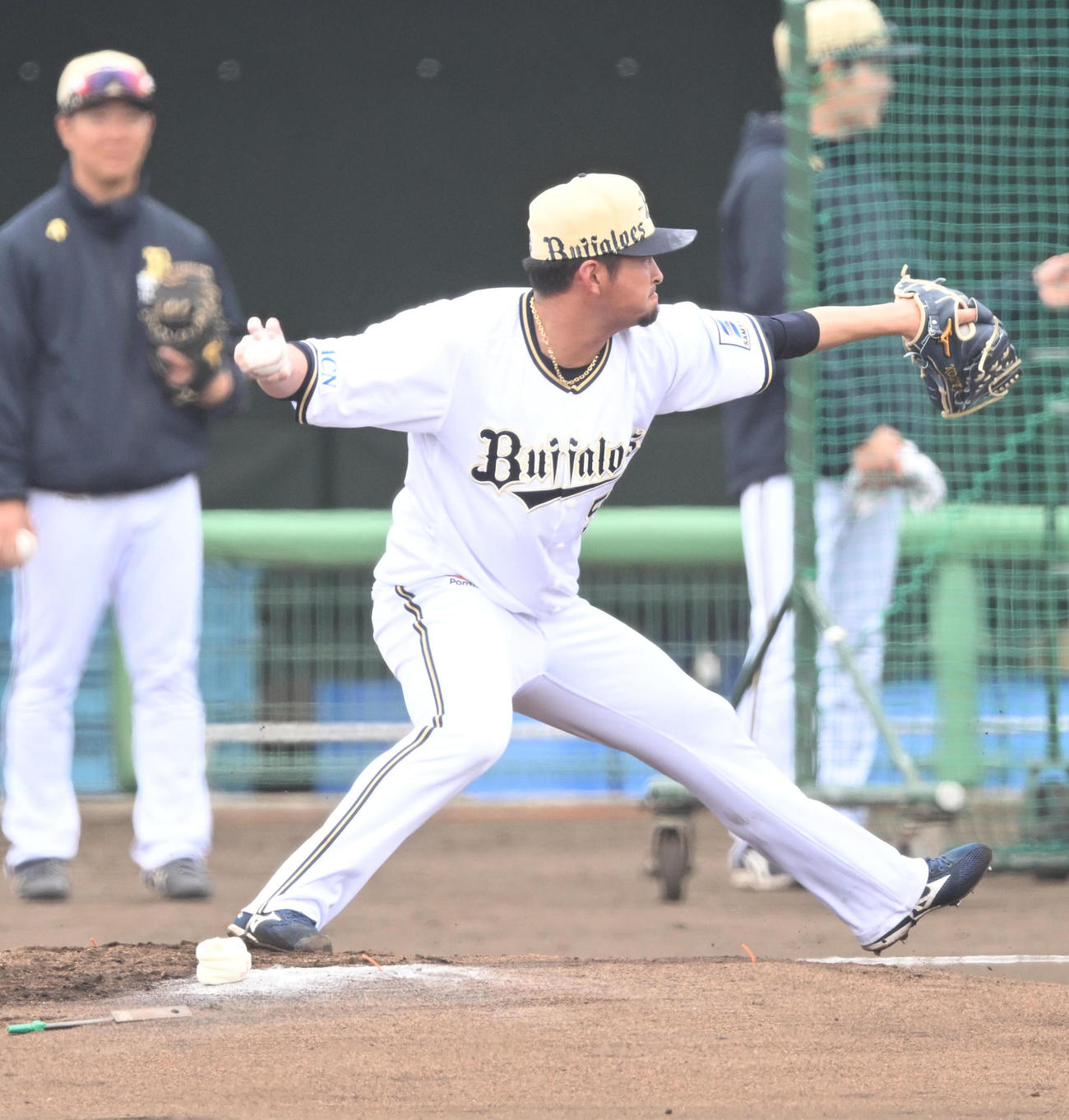 ライブBPに登板するオリックス小木田（撮影・和賀正仁）
