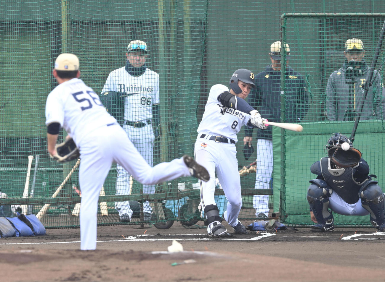 ライブBPで小木田（手前）と対戦する麦谷（撮影・和賀正仁）