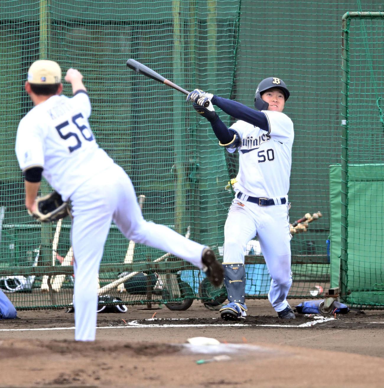 ライブBPで小木田（手前）と対戦する山中（撮影・和賀正仁）