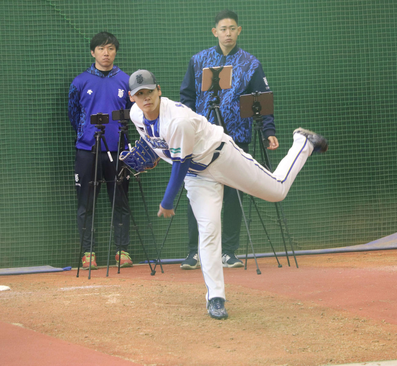 ブルペンで立ち投げするDeNA坂本（撮影・小早川宗一郎）