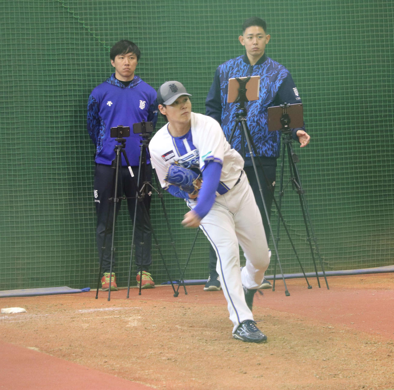 ブルペンで立ち投げするDeNA坂本（撮影・小早川宗一郎）