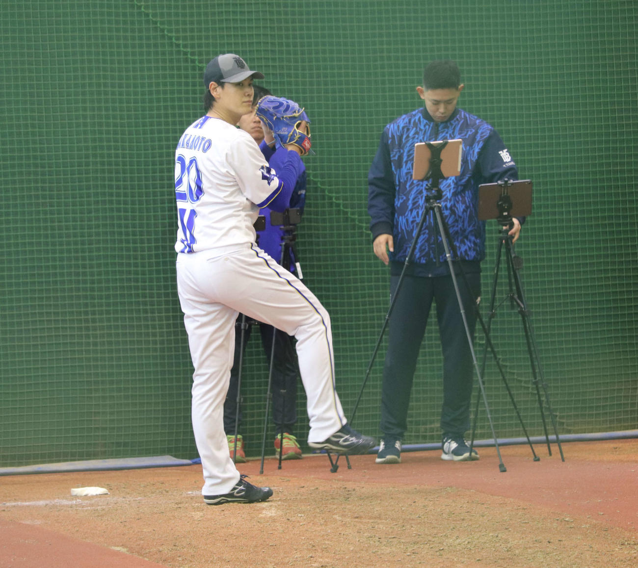 ブルペンで立ち投げするDeNA坂本（撮影・小早川宗一郎）