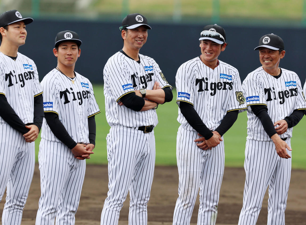 キャンプ野手MVPに選ばれた高寺（左から4人目）と並んで笑顔を見せる藤川監督（同3人目）（撮影・加藤哉）
