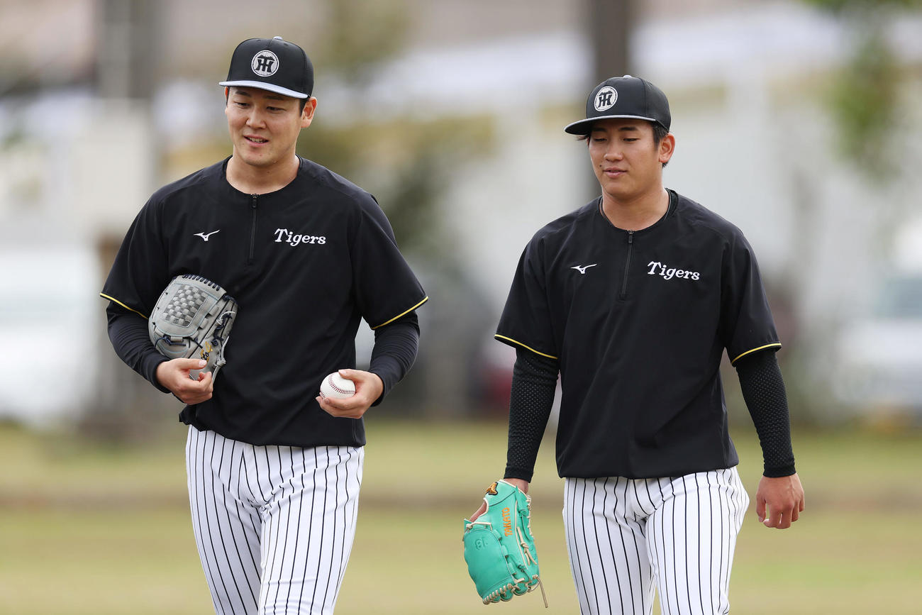 キャッチボールを終え言葉を交わす阪神木下（左）と伊原（撮影・前田充）