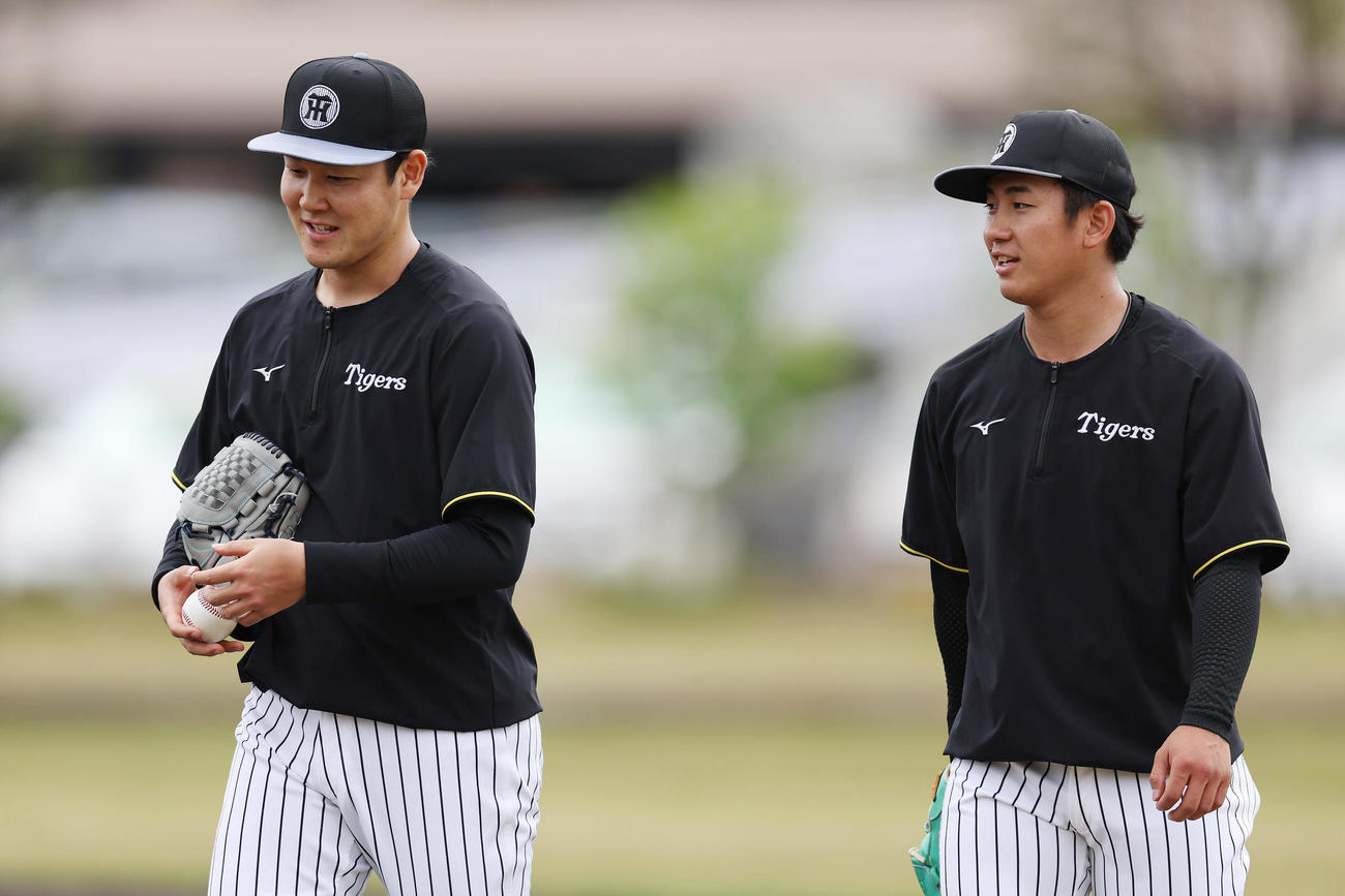 キャッチボールを終え言葉を交わす阪神木下（左）と伊原（撮影・前田充）
