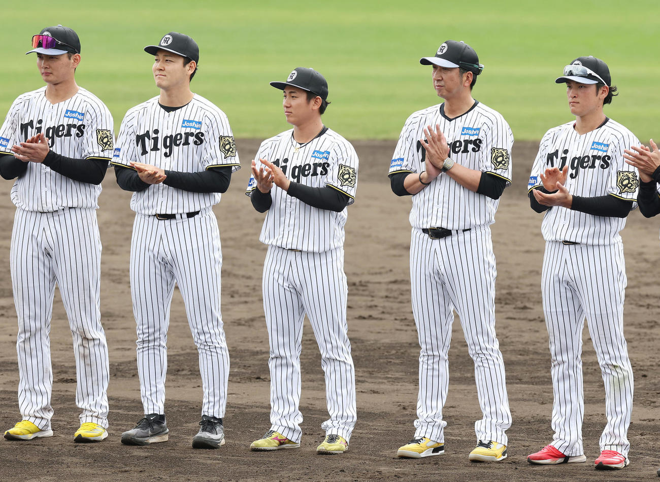 春季キャンプを打ち上げる、左から阪神町田、木下、伊原、藤川監督、高寺（撮影・前田充）