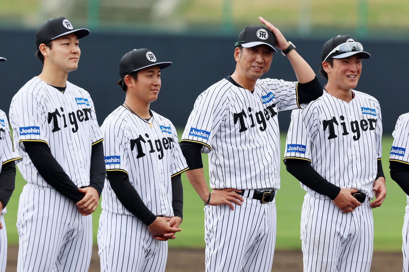 宜野座キャンプを終えグラウンドに円を作る左から木下、伊原、藤川監督、高寺（撮影・加藤哉）