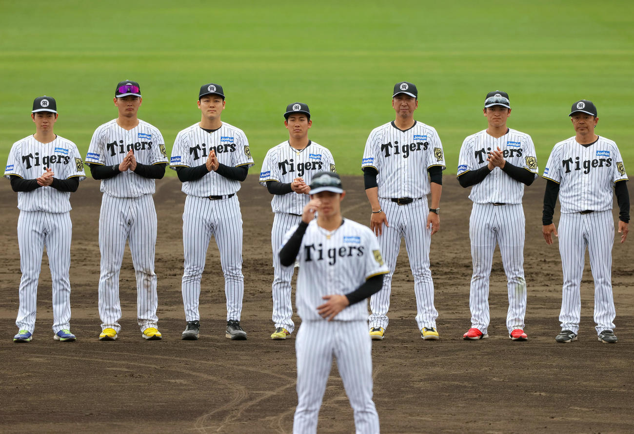 一丁締めで宜野座の春季キャンプを打ち上げる、左から下村、町田、木下、伊原、藤川監督、高寺、藤本総合コーチ（撮影・上山淳一）