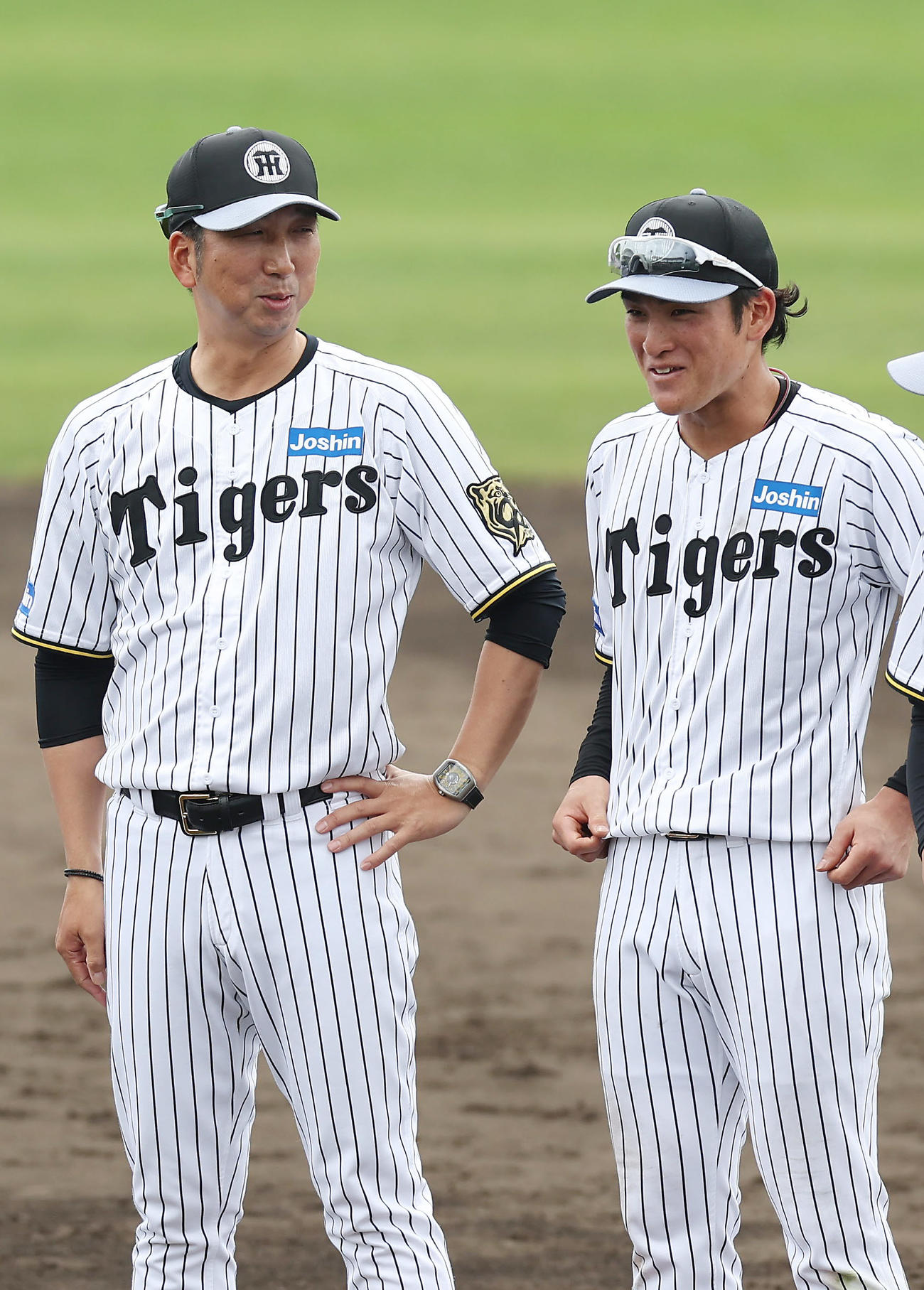 野手MVPの阪神高寺（右）と言葉を交わす藤川監督（撮影・前田充）