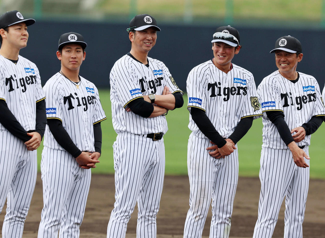 キャンプ野手MVPに選ばれた高寺（左から4人目）と並んで笑顔を見せる藤川監督（同3人目）（撮影・加藤哉）