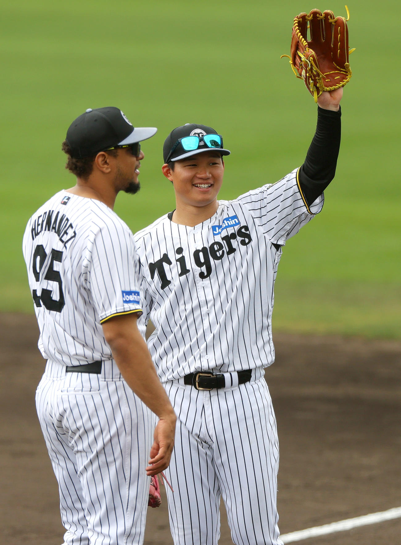 阪神森下（右）とヘルナンデスはファンの声援に応える（撮影・上山淳一）