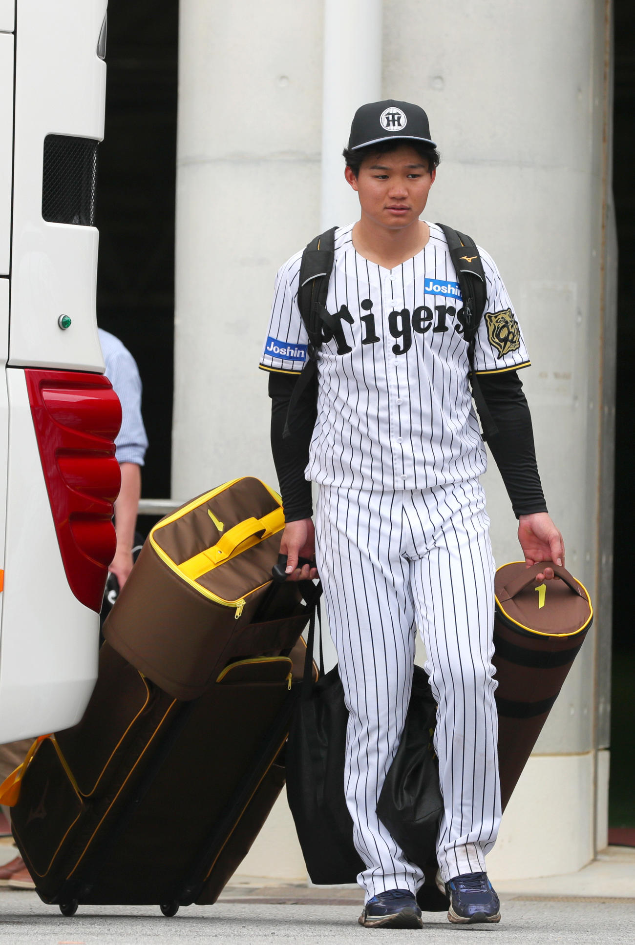 春季キャンプを打ち上げ引き揚げる阪神森下（撮影・上山淳一）