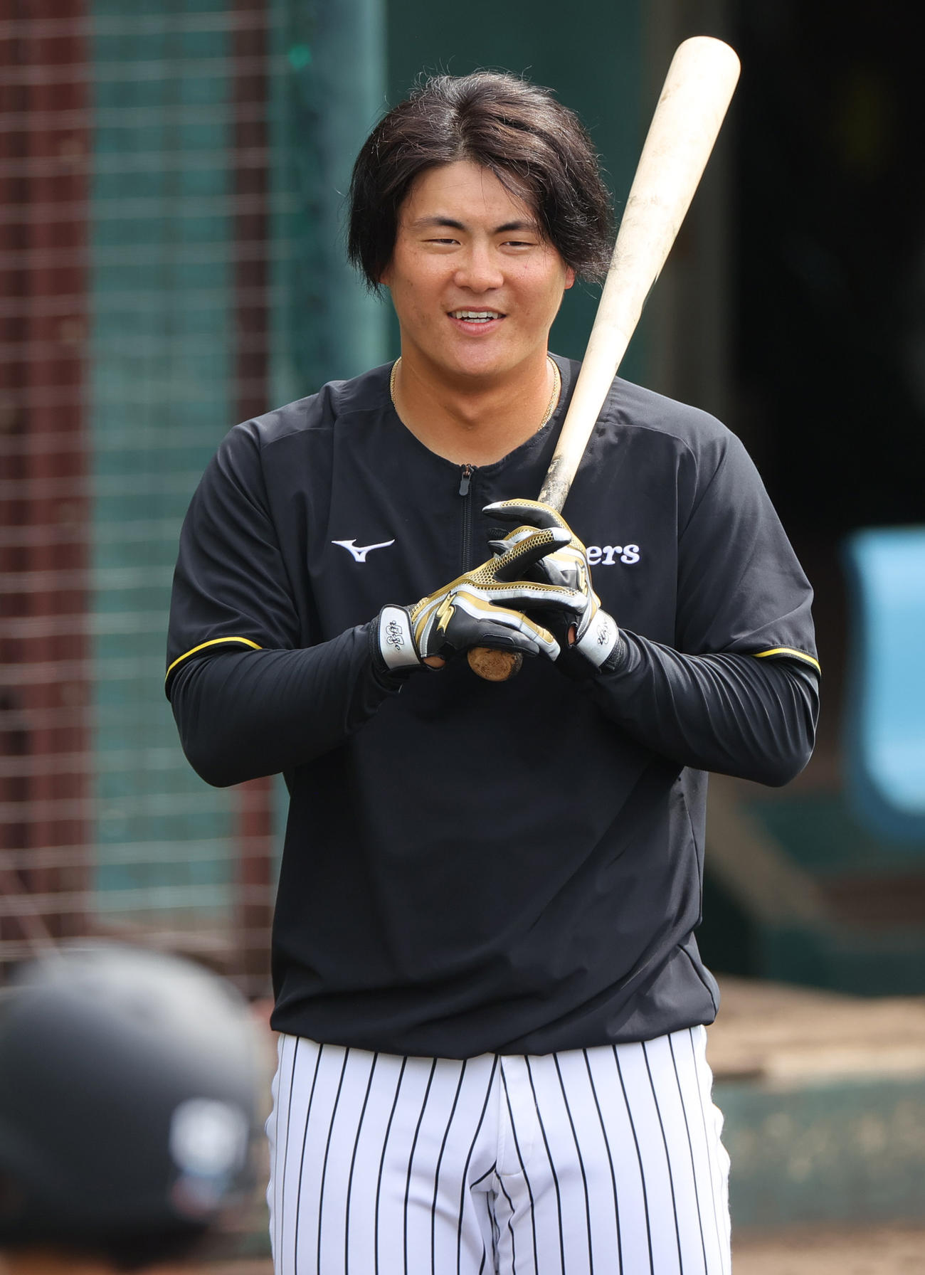 バットを手に笑顔を見せる阪神前川（撮影・上山淳一）