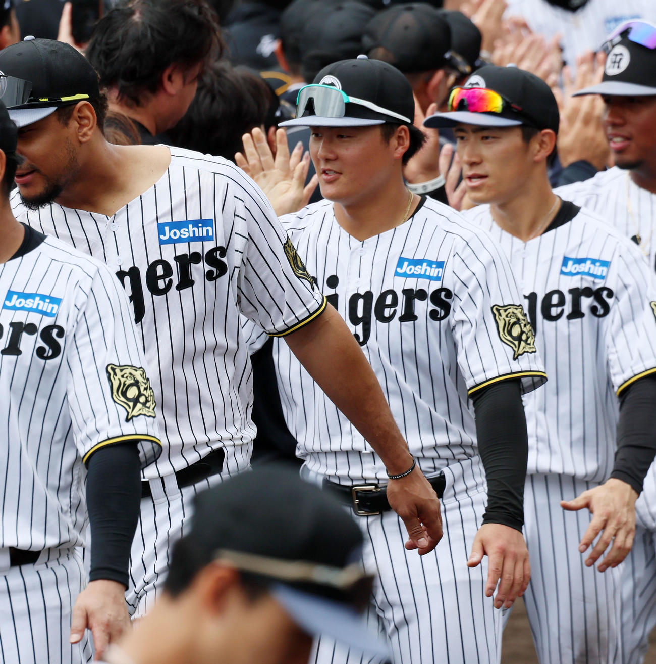 宜野座キャンプを終え関係者とタッチする前川（撮影・加藤哉）