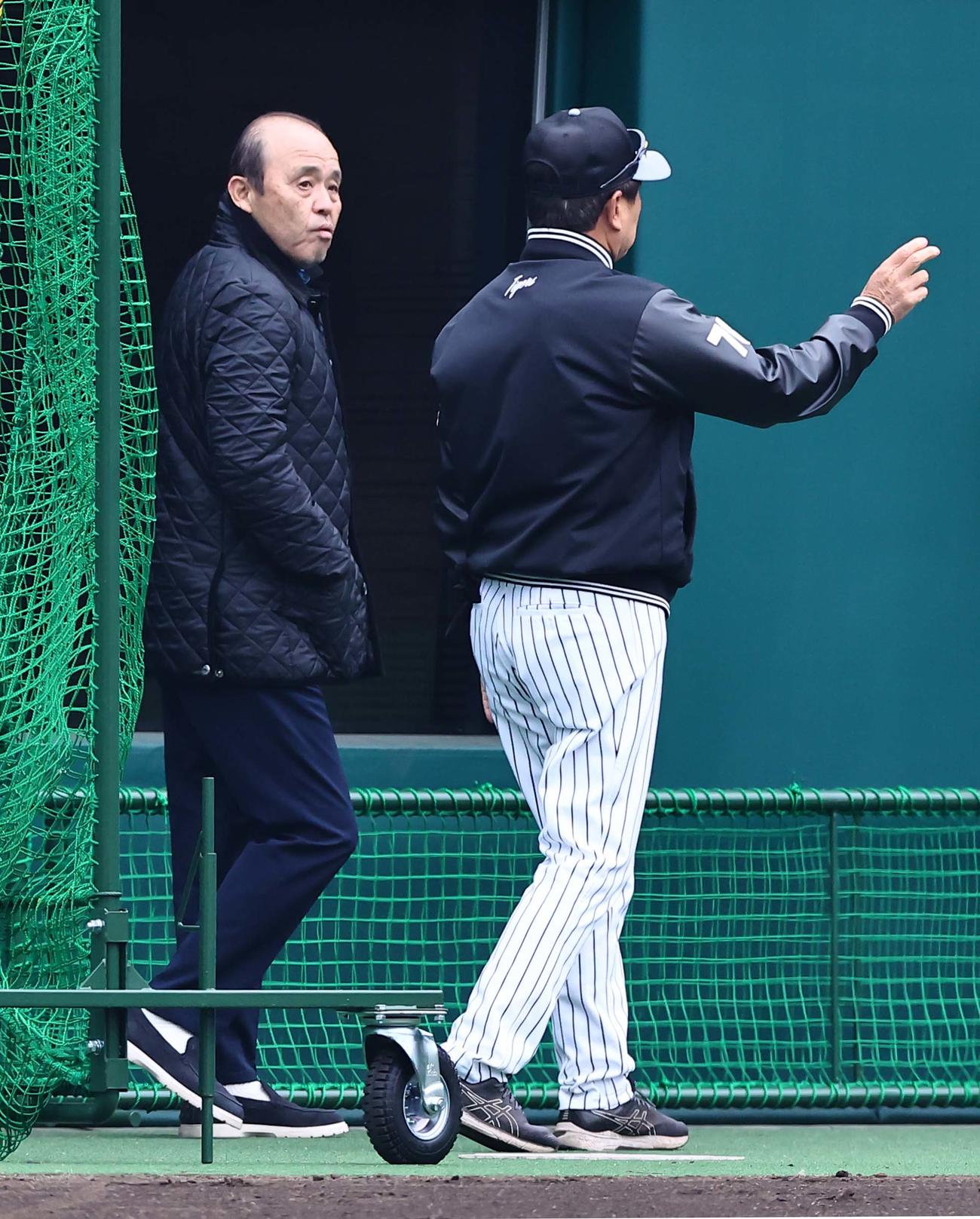 平田2軍監督（右）と話しながらベンチに向かう岡田オーナー付顧問（撮影・上田博志）