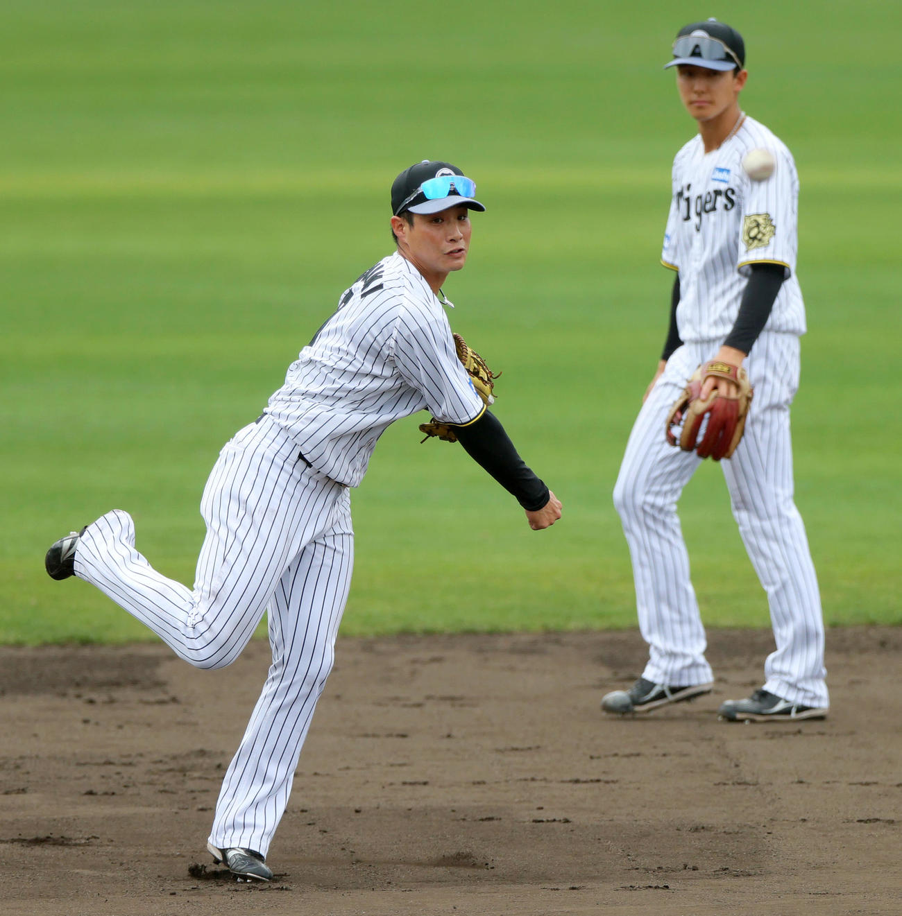 シートノックで汗を流す木浪。奥は小幡（撮影・上山淳一）