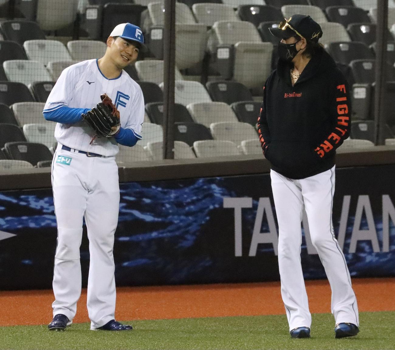 練習の合間に話す日本ハム清宮（左）と新庄監督（撮影・永野高輔）