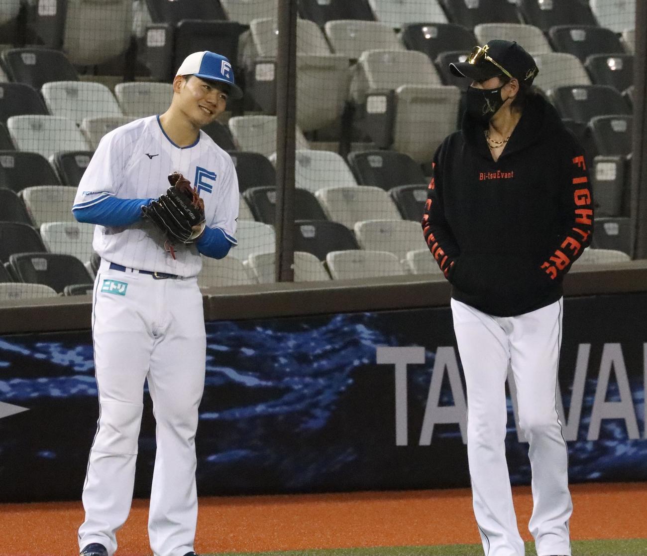 練習の合間に話す日本ハム（左から）清宮と新庄監督（撮影・永野高輔）