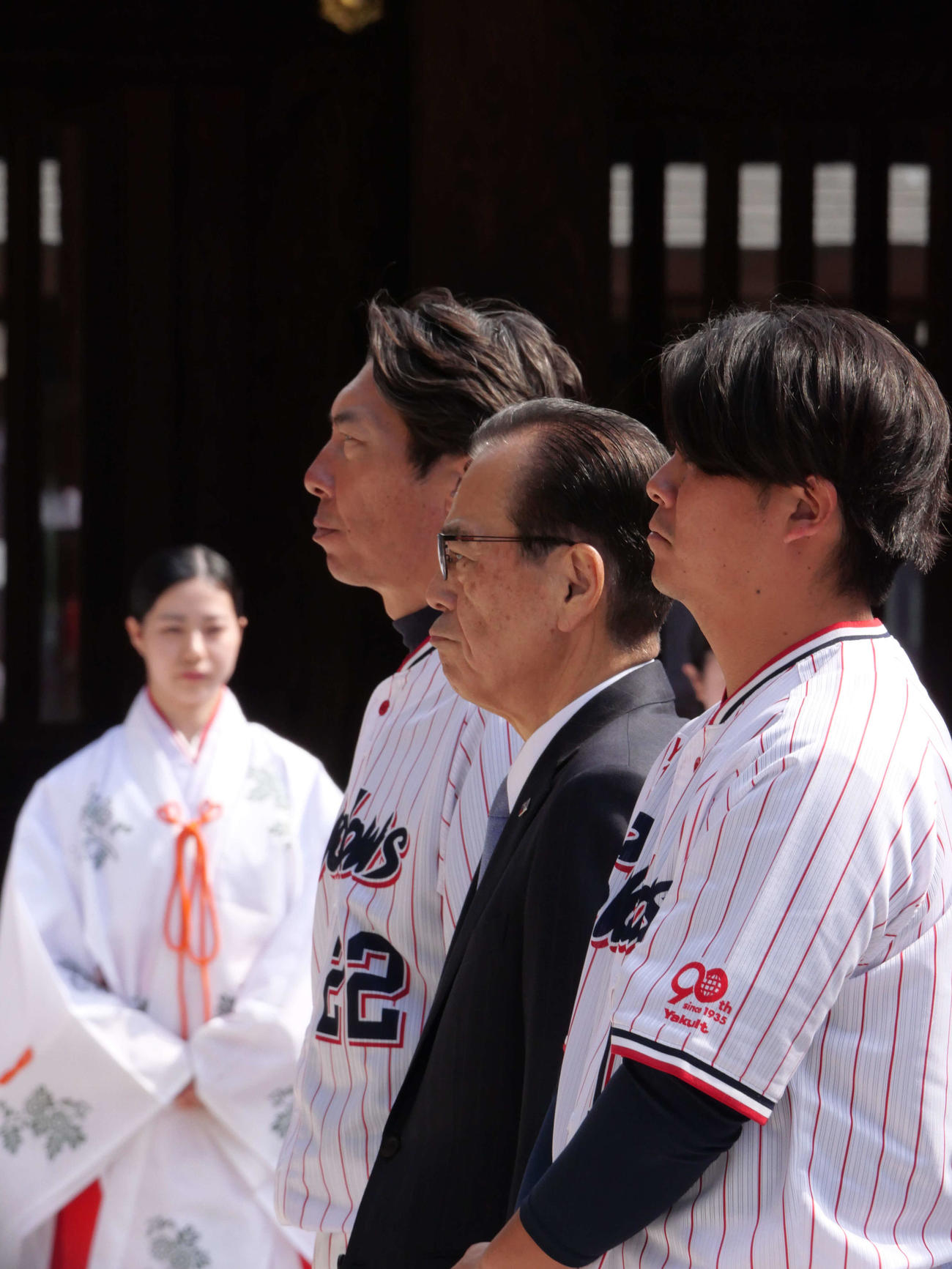 必勝祈願する手前からヤクルト清水、林田球団社長、高津監督（撮影・上田悠太）