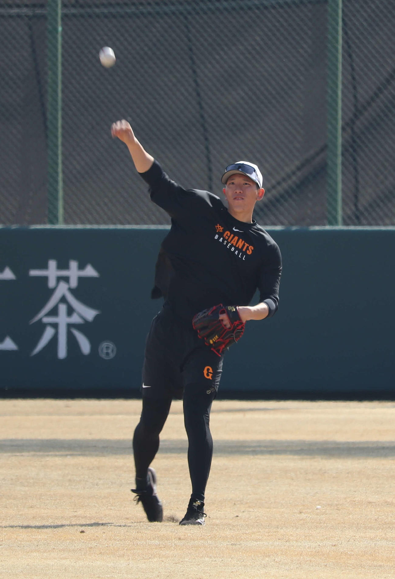 ジャイアンツ球場で行われた全体練習でキャッチボールを行う巨人戸郷（撮影・佐瀬百合子）