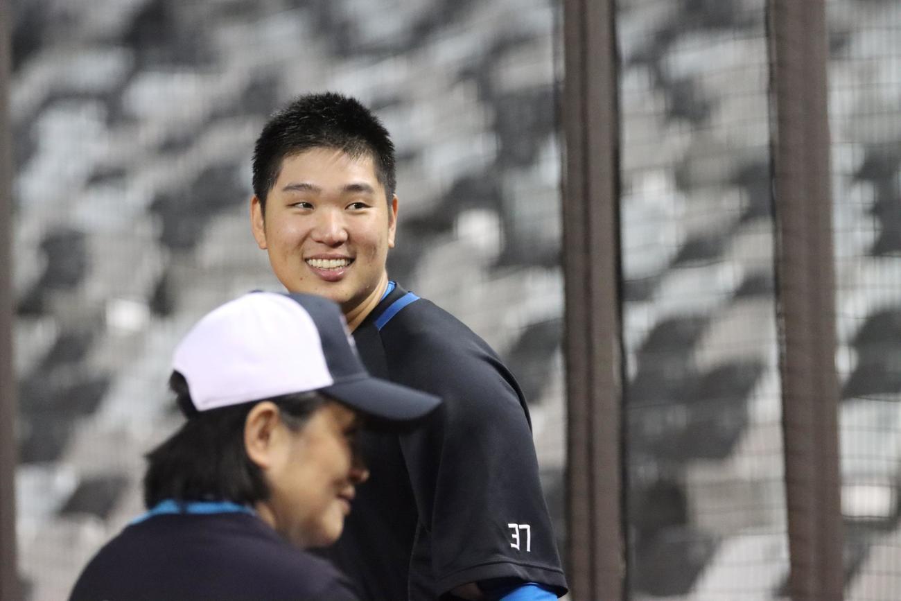 リラックスした表情を見せる日本ハム古林睿煬（撮影・永野高輔）