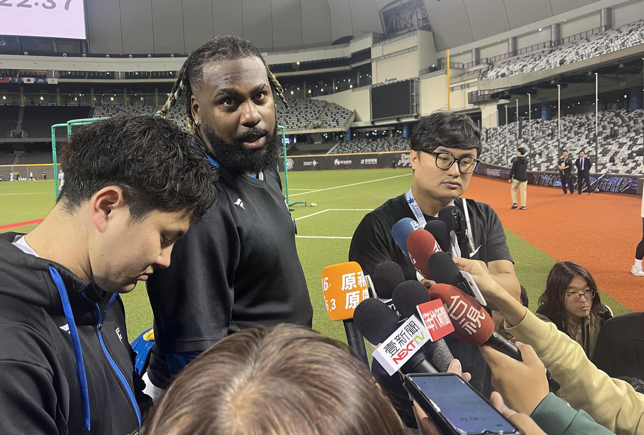 台湾メディアから質問攻めにあう日本ハムのレイエス（中央（撮影・永野高輔）