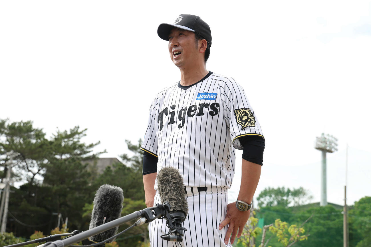春季キャンプを総括する阪神藤川監督（撮影・前田充）