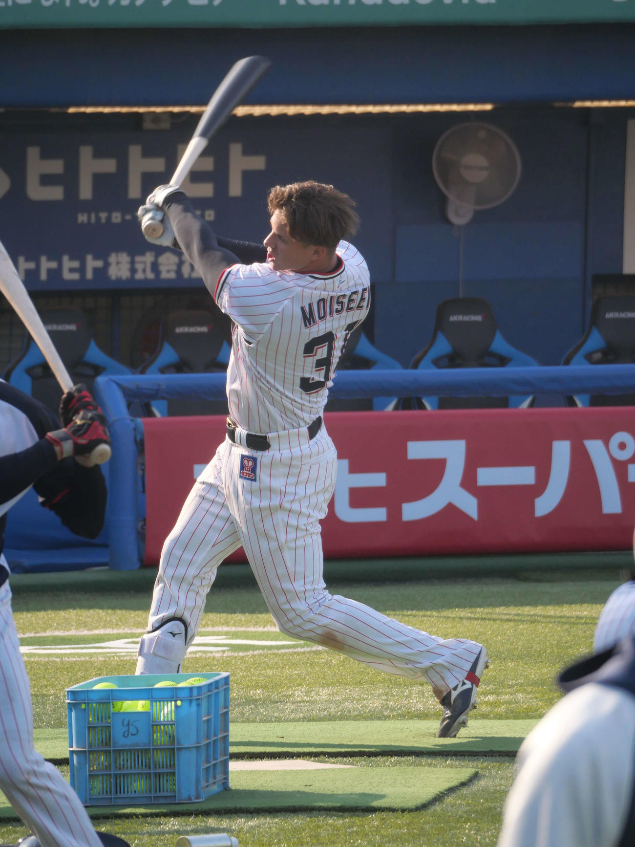 ティー打撃をするヤクルト・モイセエフ（撮影・上田悠太）