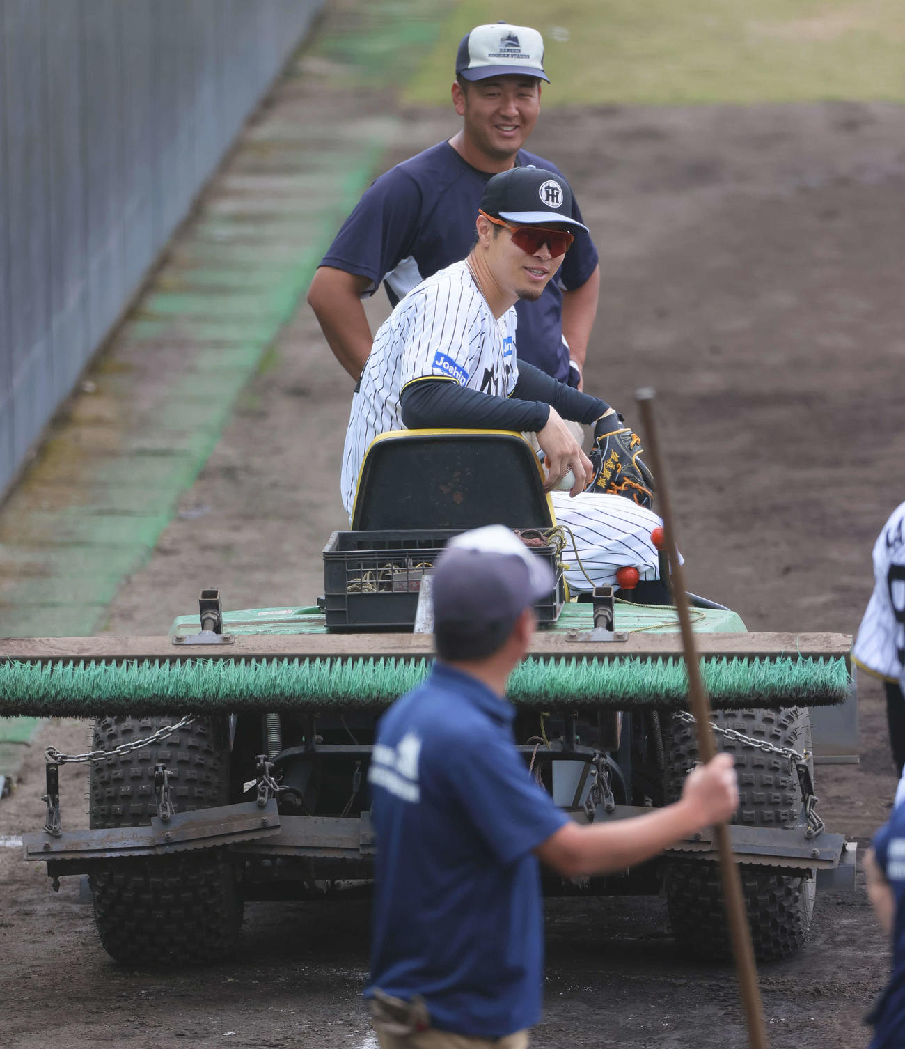 宜野座の春季キャンプ最終日、阪神佐藤輝（中央）はグラウンド整備カーに座って笑顔（撮影・上山淳一）