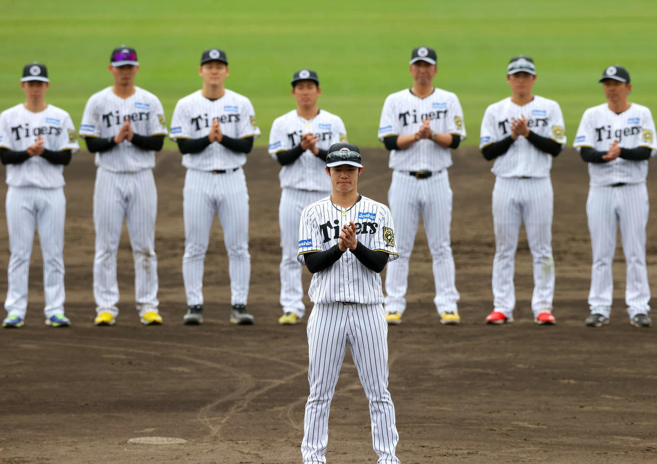 宜野座の春季キャンプを打ち上げ一丁締めする阪神中野（撮影・上山淳一）
