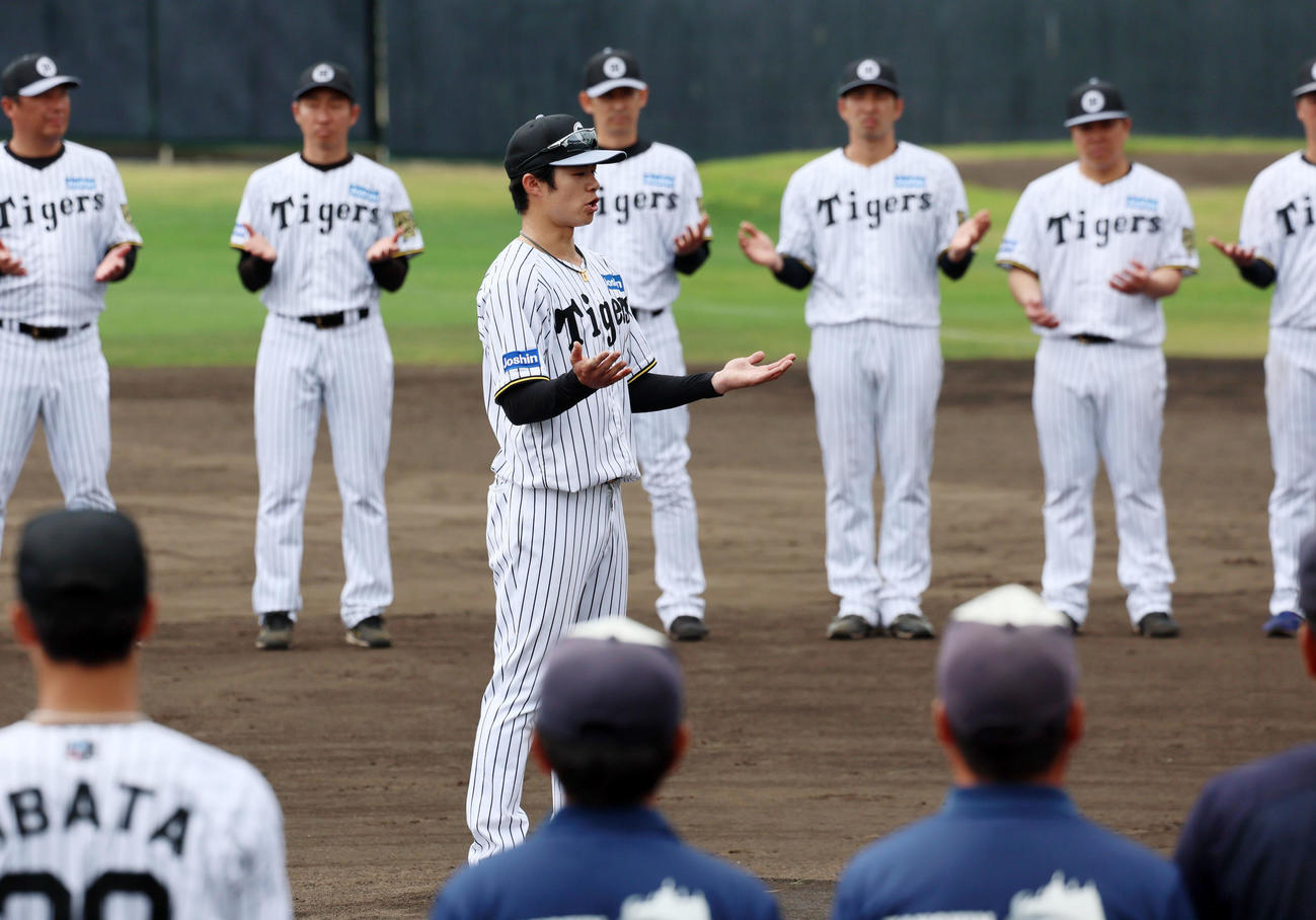 宜野座キャンプを終え手締めする中野とナイン（撮影・加藤哉）