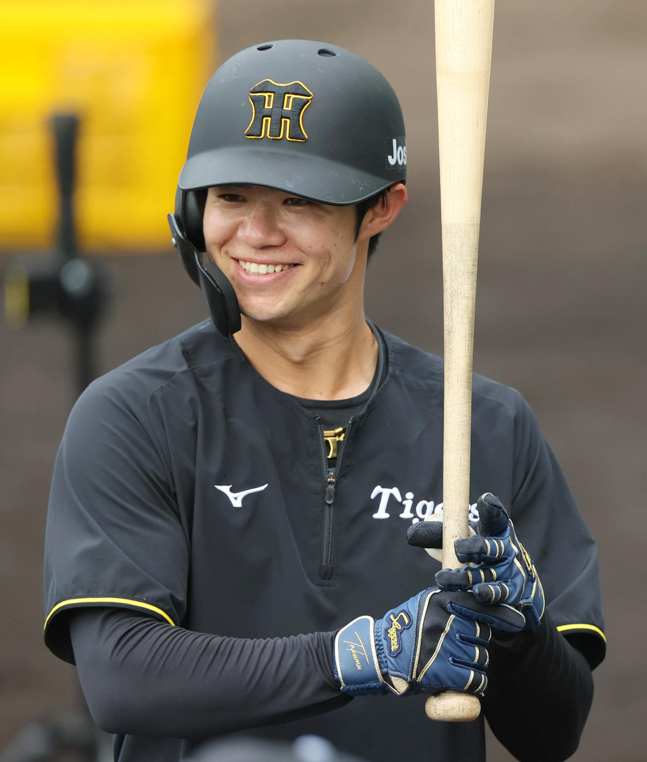 バットを手に笑顔を見せる阪神中野（撮影・上山淳一）