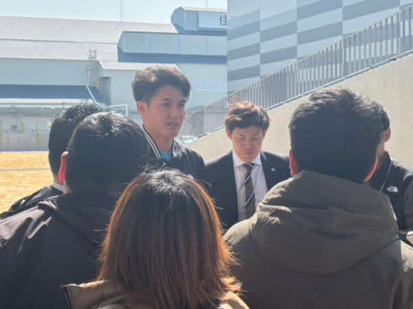 2軍新施設のゼロカーボンベースボールパーク内で取材に応じた阪神西純