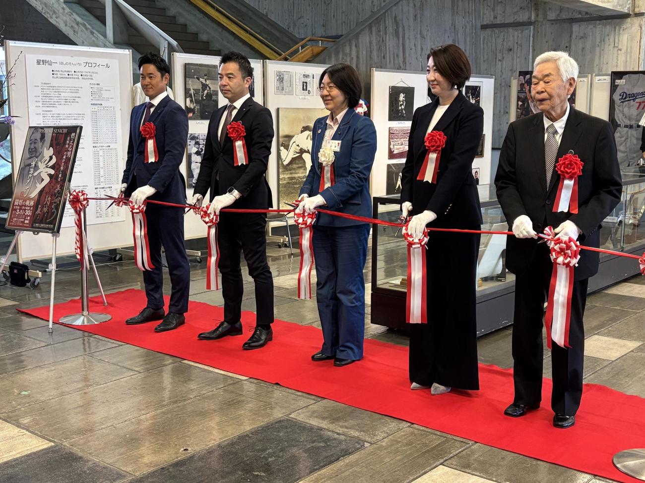 「闘将の軌跡　星野仙一『夢の軌跡』展」の開会式でテープカットする楽天の銀次アンバサダー（左から1人目）、森井球団社長（同2人目）ら