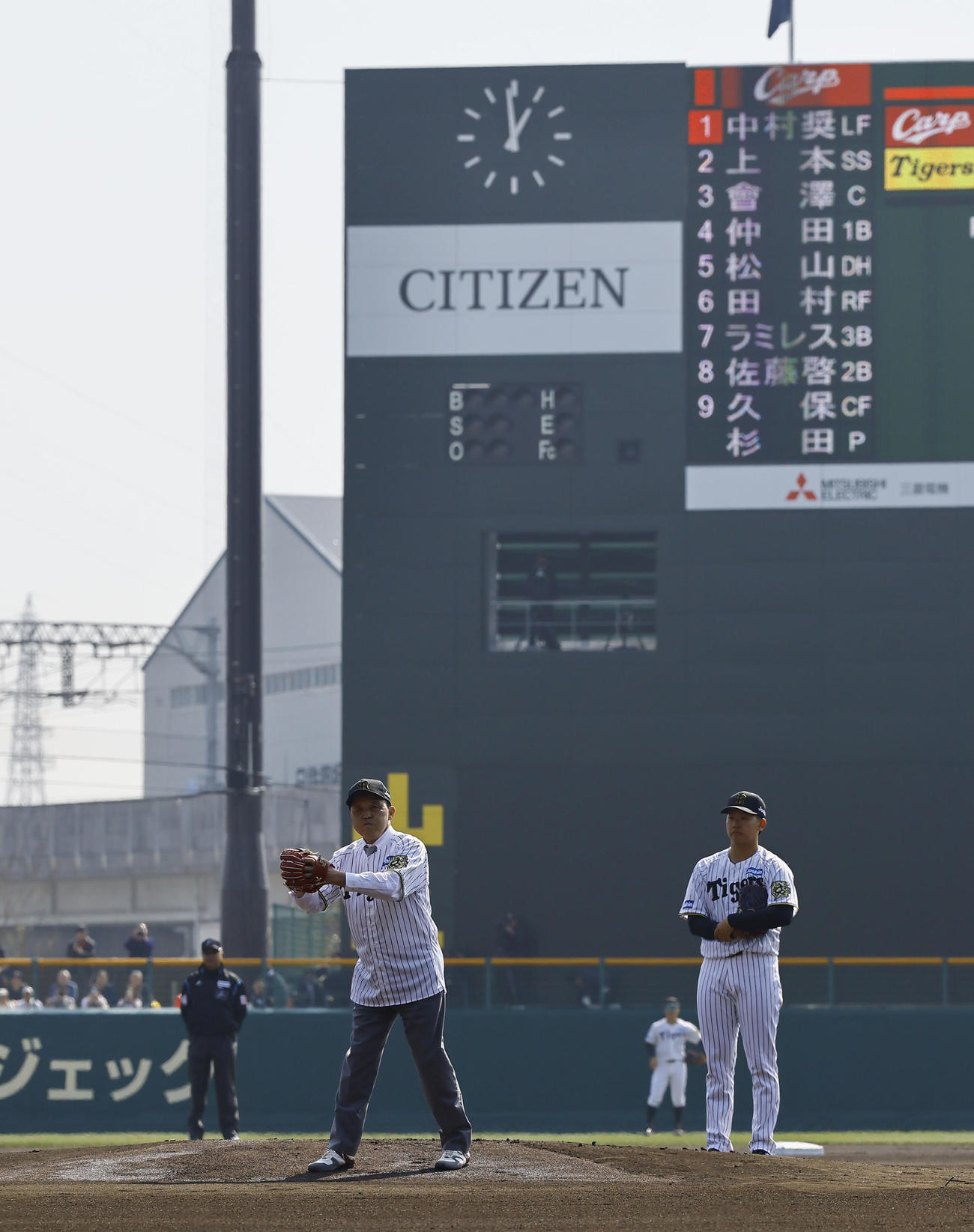 阪神対広島　始球式を務める阪神岡田オーナー付顧問（撮影・藤尾明華）