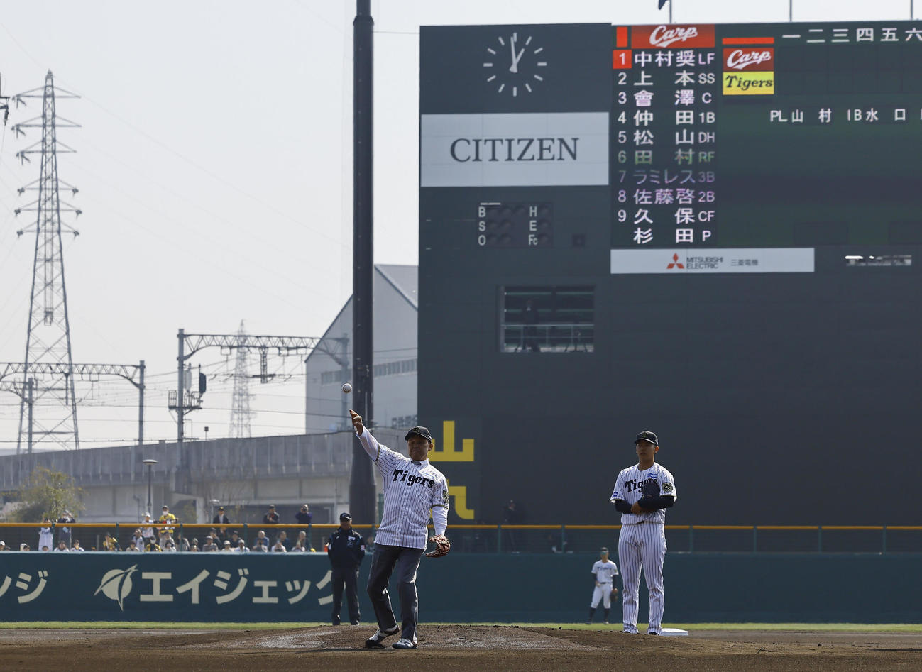 阪神対広島　始球式を務める阪神岡田オーナー付顧問（撮影・藤尾明華）
