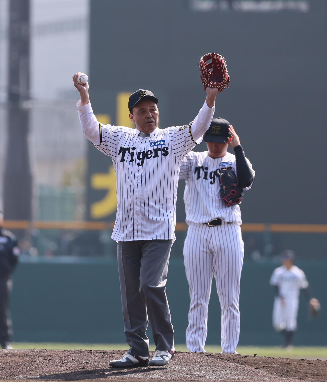 阪神対広島　始球式を務めた阪神岡田オーナー付顧問（撮影・藤尾明華）