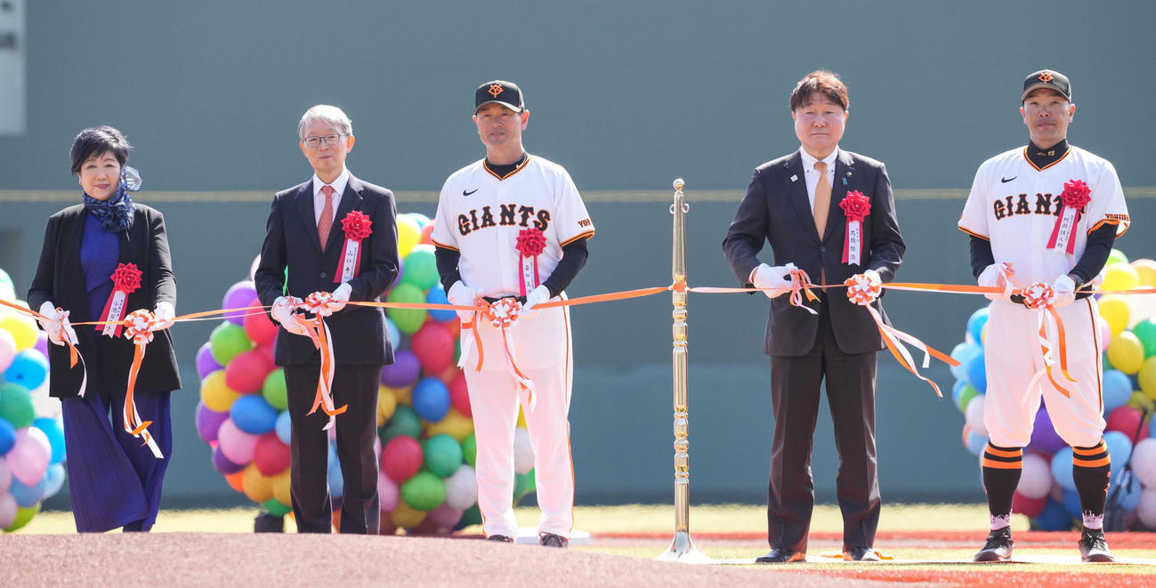 ジャイアンツタウンスタジアム開業記念セレモニーでテープカットに臨む巨人阿部監督（右）ら（撮影・鈴木みどり）