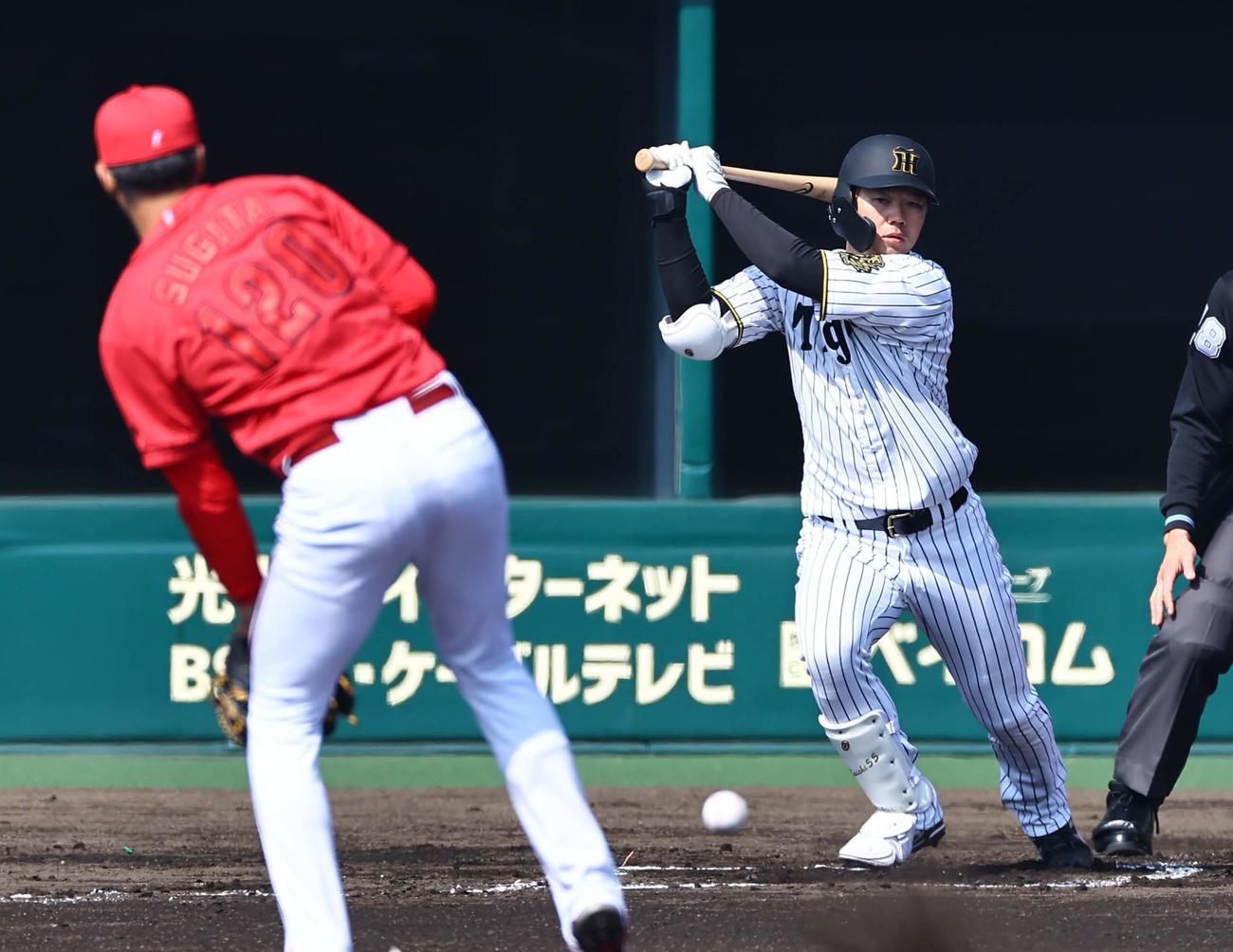 阪神対広島　1回裏阪神1死、楠本は中前打を放つ（撮影・上田博志）