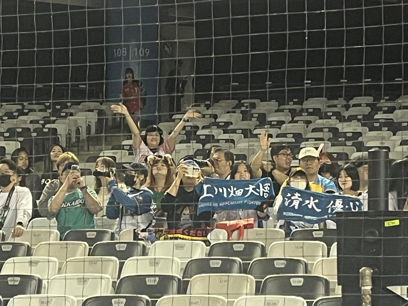 日本ハムのグッズを持ってスタンドで待つ観客たち（撮影・永野高輔）