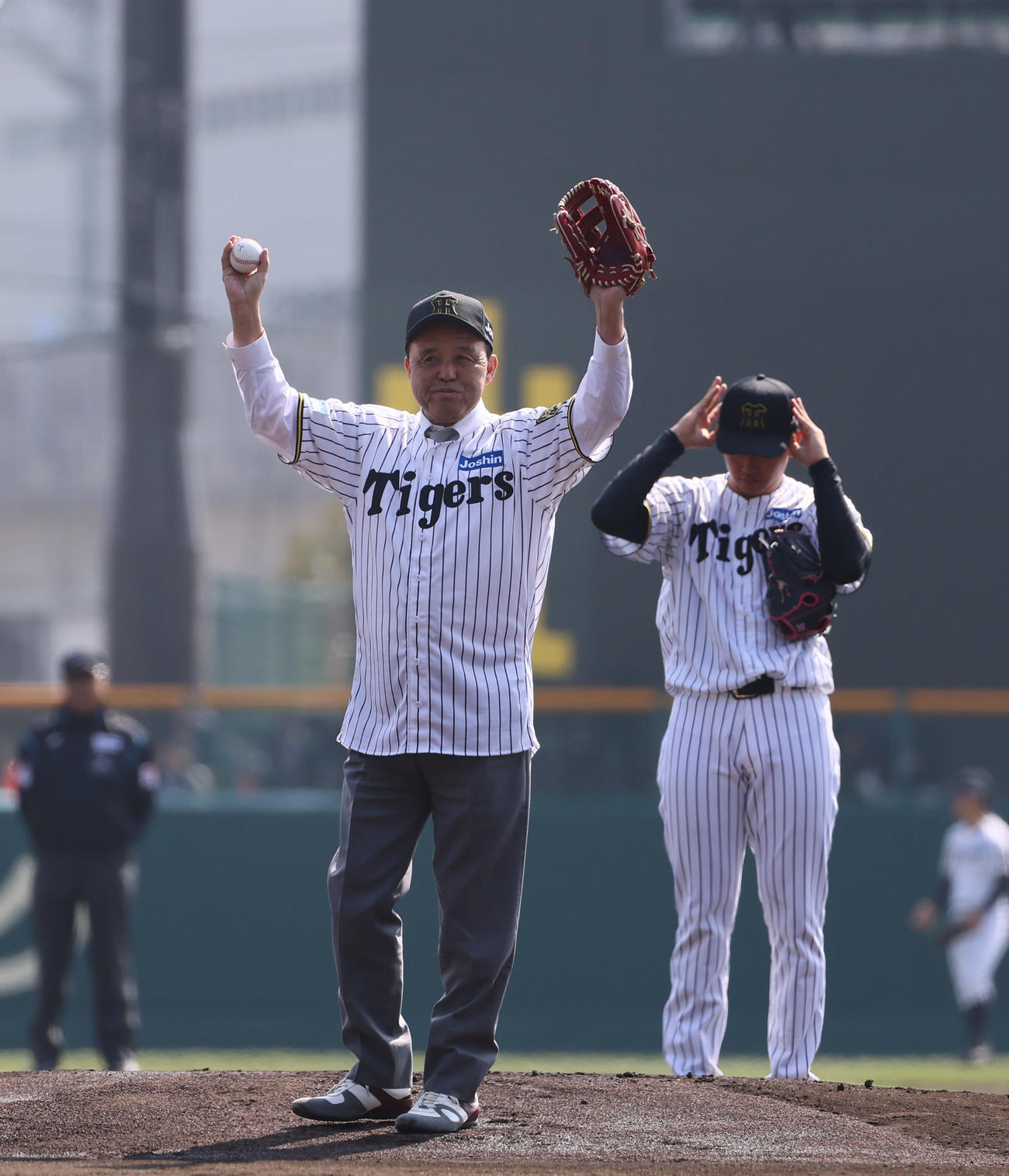阪神対広島　始球式を務めた阪神岡田オーナー付顧問（撮影・藤尾明華）