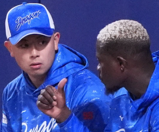 中日対DeNA　試合前、トレーニングの合間に言葉を交わす松山（左）とマルテ（右）（撮影・森本幸一）