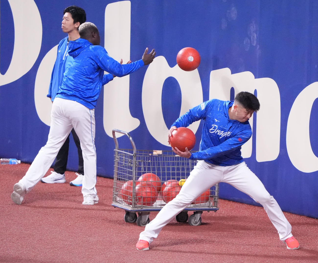 中日対DeNA　試合前、重いボールでトレーニングをする松山（右）とマルテ（左から2人目）（撮影・森本幸一）