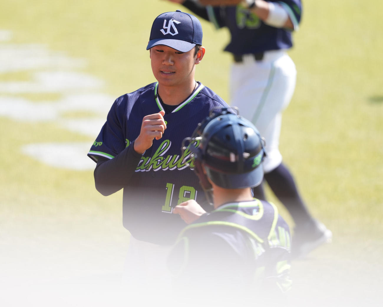 2軍練習試合　巨人対ヤクルト　1回表を無失点に抑え、内山（手前）とタッチを交わすヤクルト奥川（撮影・鈴木みどり）