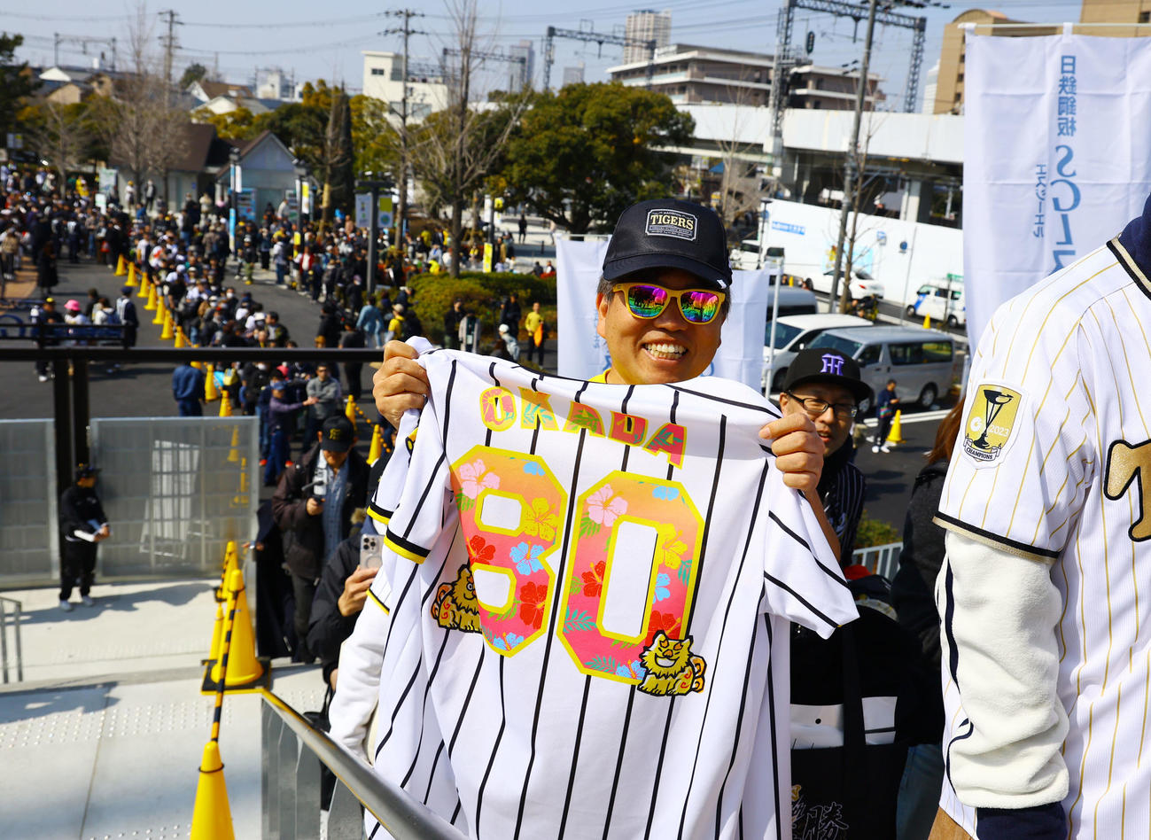 阪神対広島　開門し、入場する大勢のファン（撮影・藤尾明華）