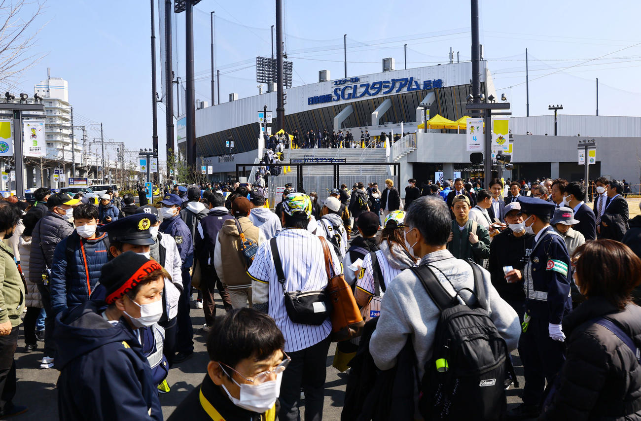 阪神対広島　開門し、入場を待つ大勢のファン（撮影・藤尾明華）