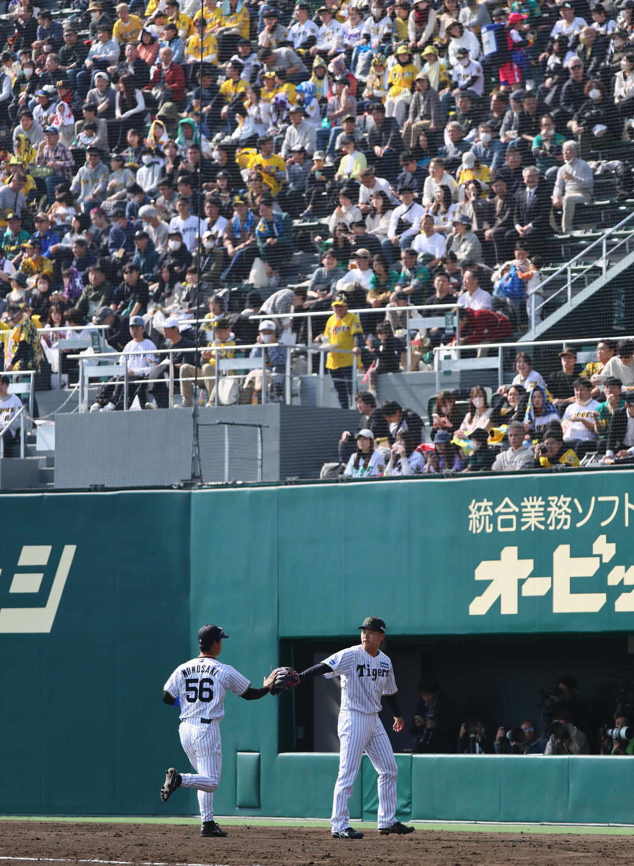 阪神対広島　2回を終えベンチに戻る阪神門別（右）（撮影・藤尾明華）