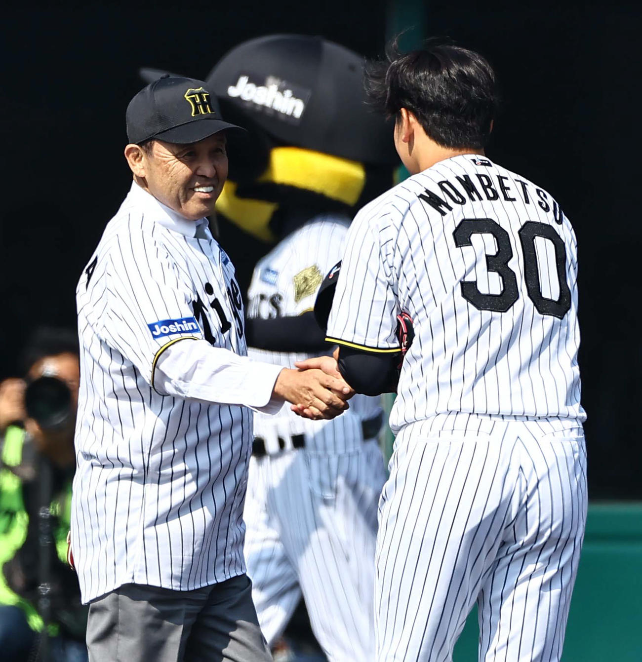 阪神対広島　始球式を務めた岡田オーナー付顧問（左）は先発門別と握手を交わす（撮影・上田博志）