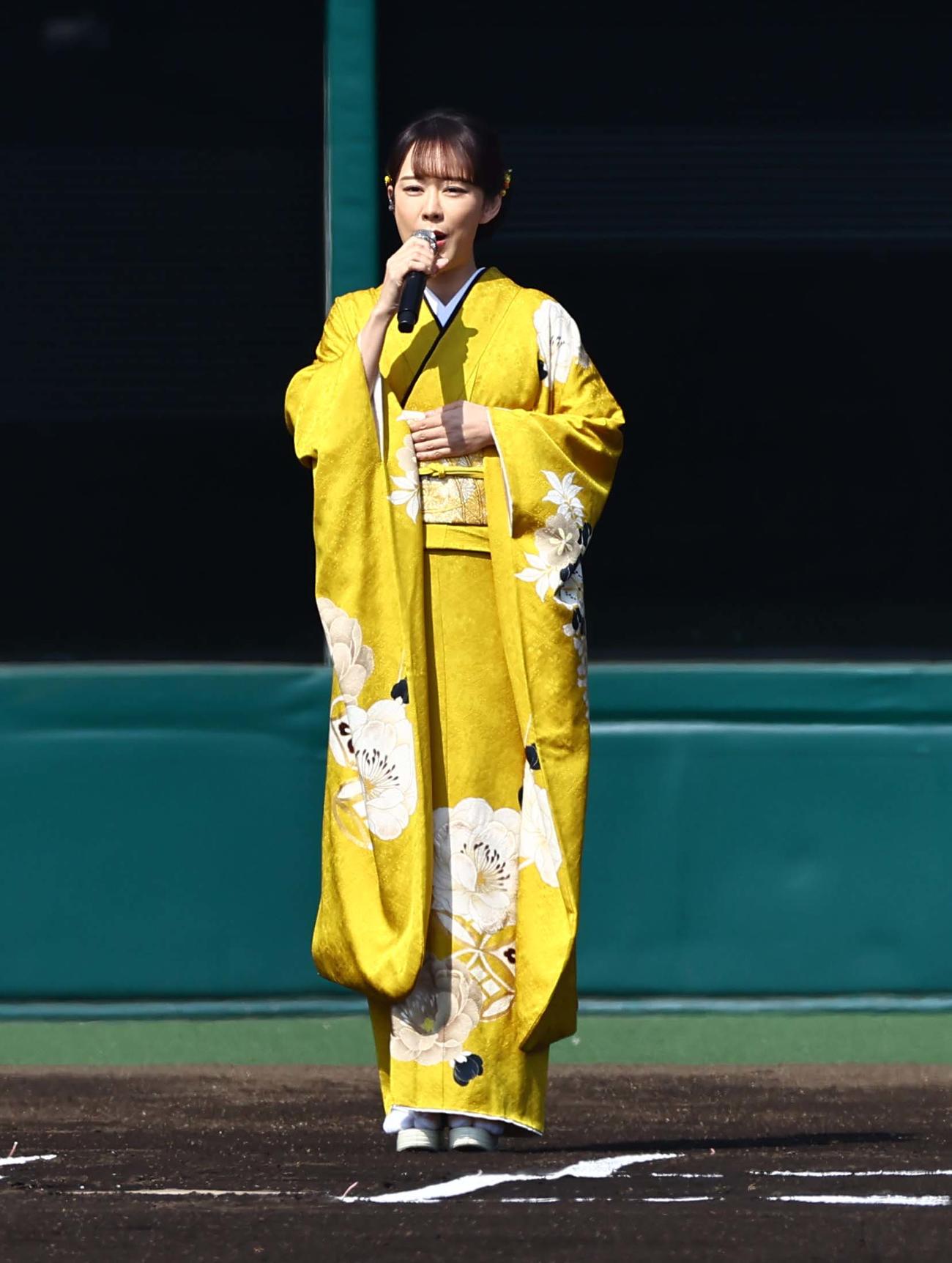 阪神対広島　独唱する丘みどり（撮影・上田博志